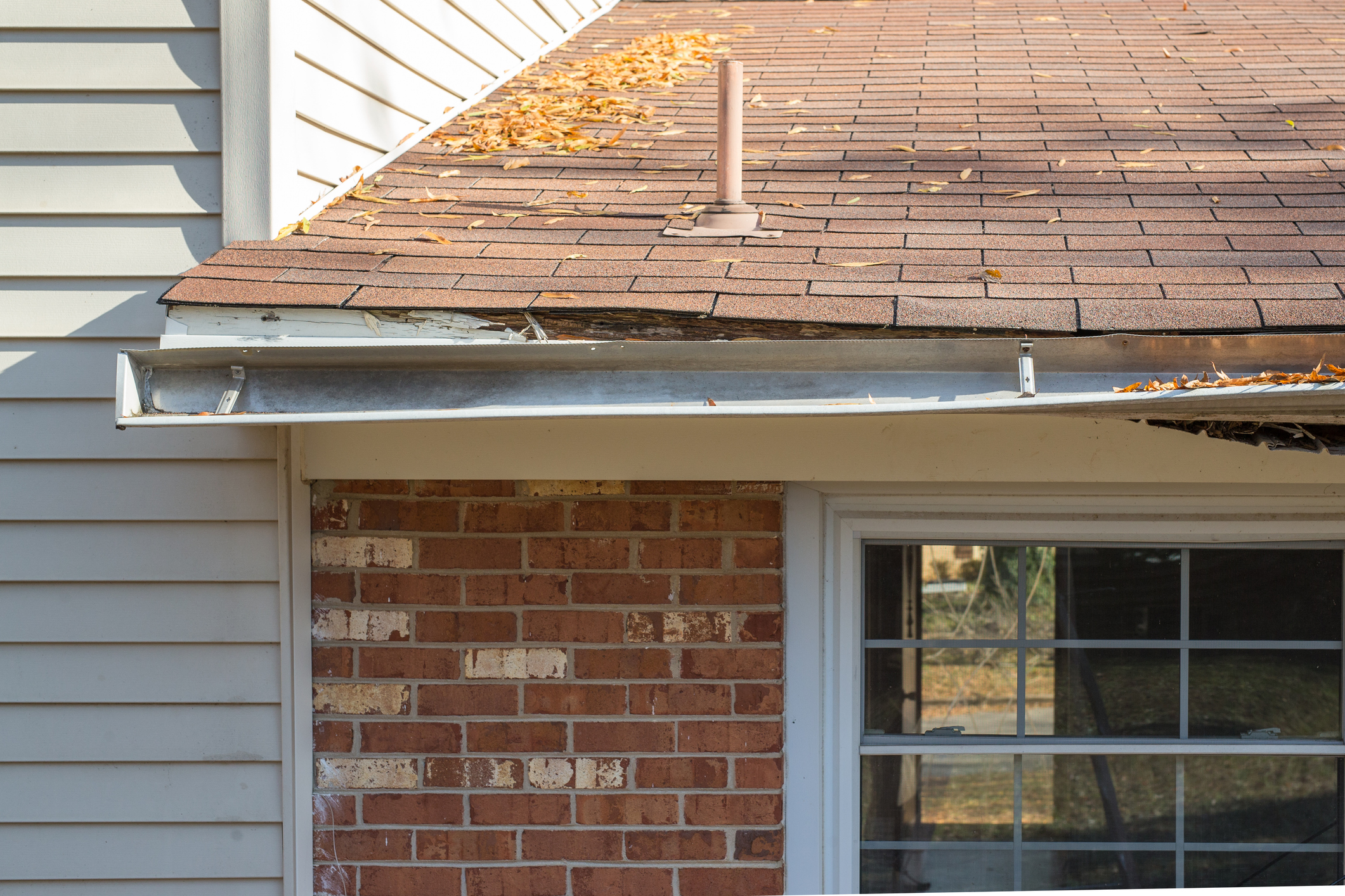 Gutter coming loose from roof due to loose hangers leaking gutter